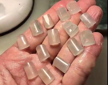 全是裂的沙枣青籽料,全是裂的珠宝