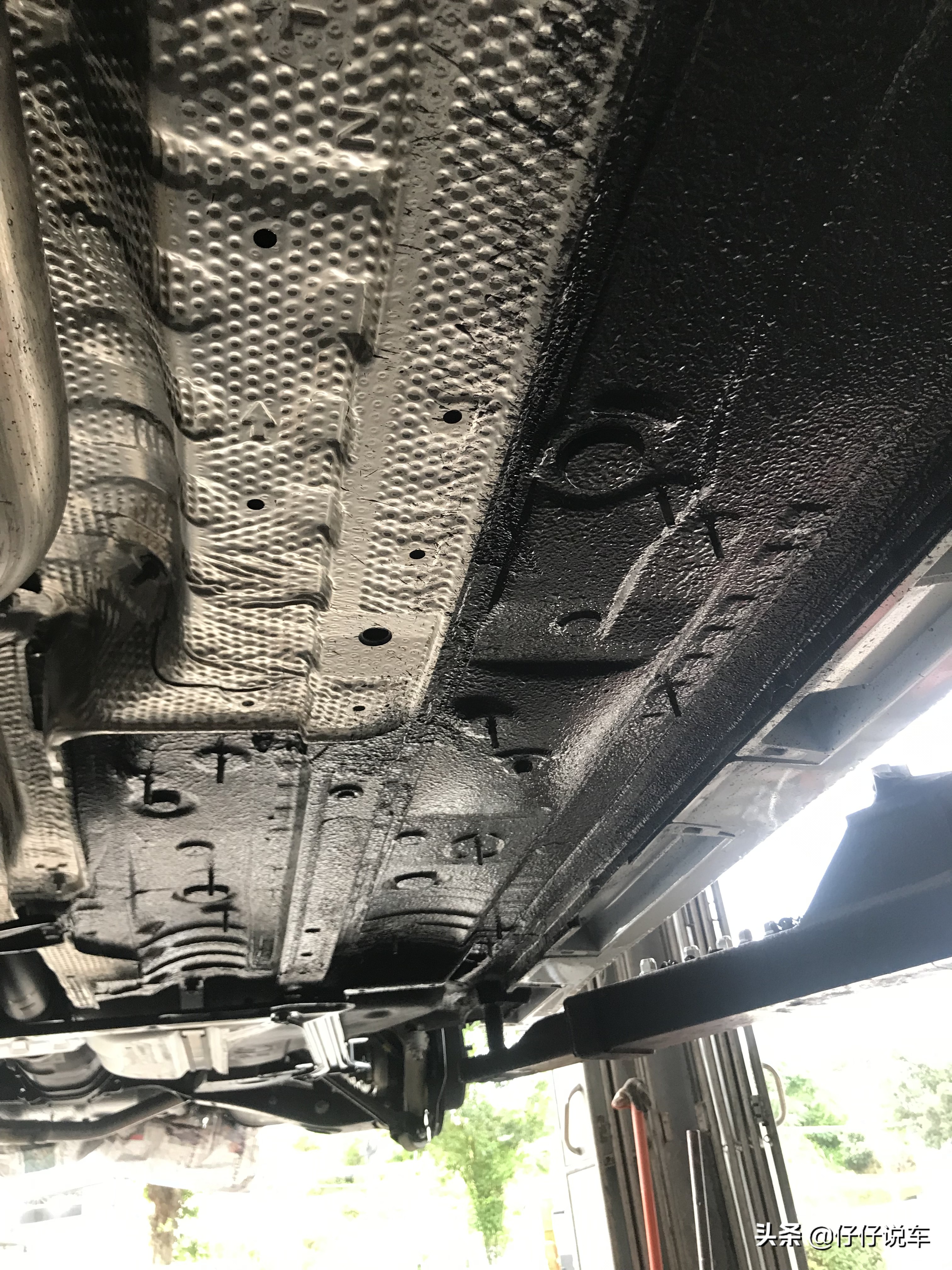 吉利帝豪新车自带底盘装甲吗,新车装底盘装甲多少钱手工费