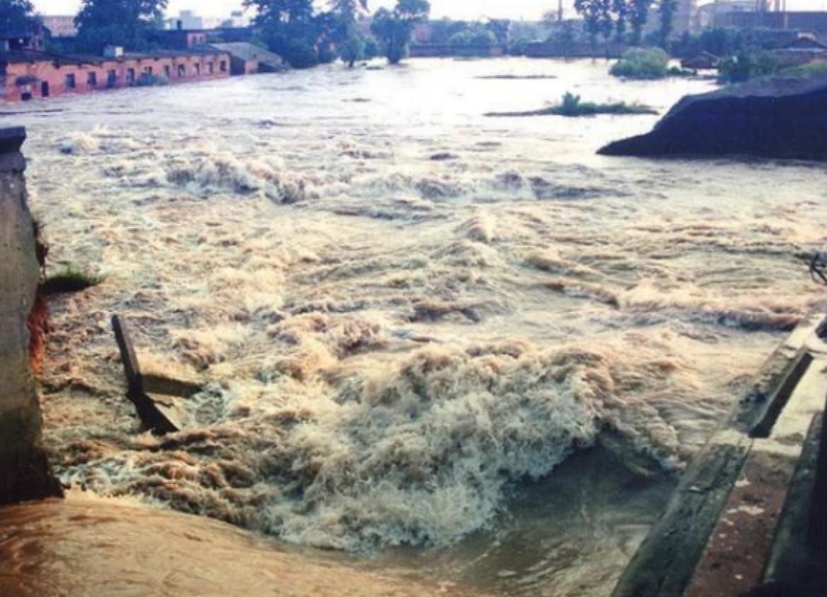 九江长江大堤决口，*镕基朱**与当地领导握手板着脸，讲话时偷偷擦泪