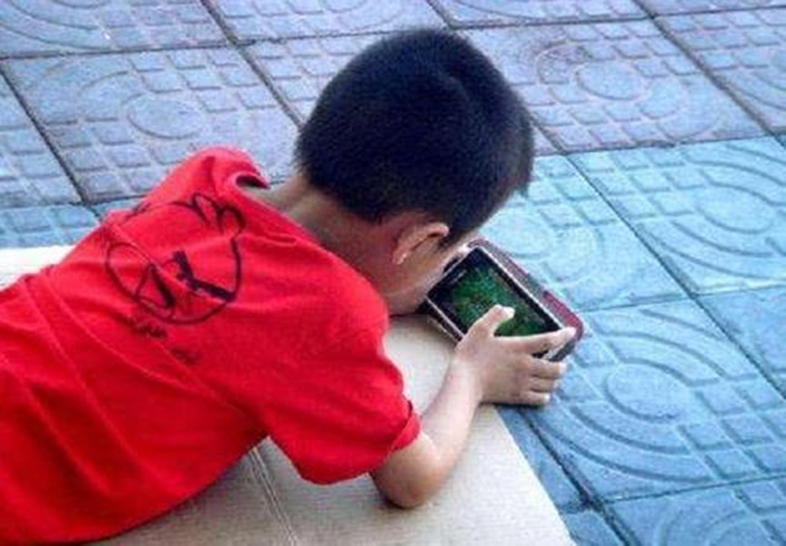 孩子玩游戏上瘾怎么治？父母了解“损失厌恶”，培养孩子学习兴趣