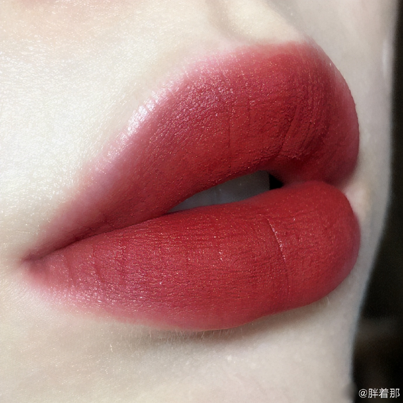 macchili适合素颜涂的口红,mac唇釉988跟76哪个适合素颜