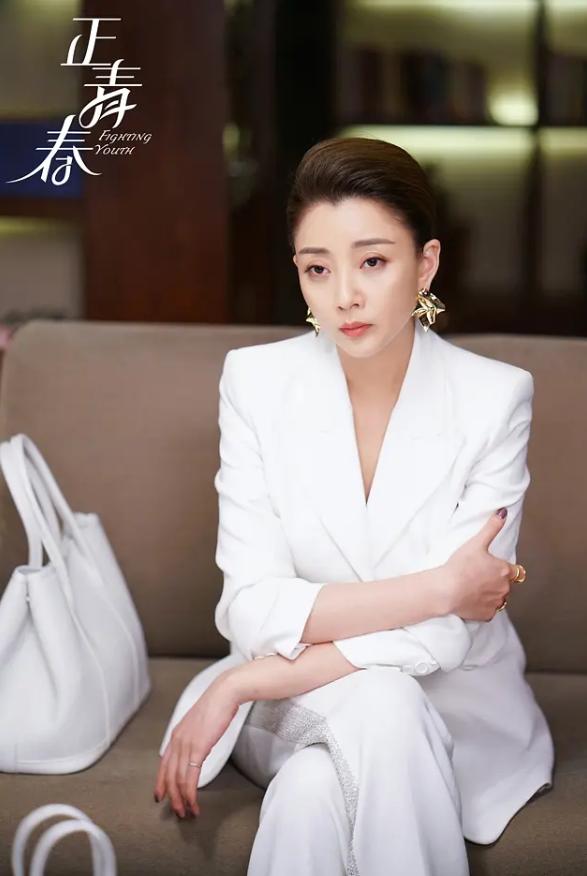 45岁视后曾翻热巴白眼，嘲唐嫣少女感，前夫入狱被男友踢屁股