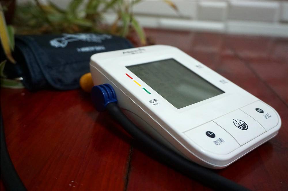 爱尔泰血氧饱和度仪,aicare电子臂式血压计