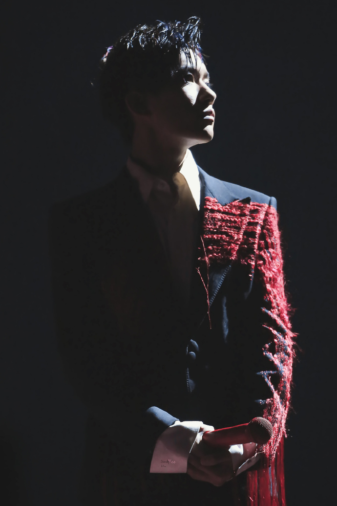 大家对易烊千玺的评价一段话,易烊千玺人物评价简洁