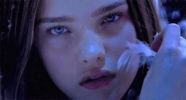 LV太子爷夫妇高甜亮相！未婚妻反季节穿丝绒裙，素面朝天最多18岁