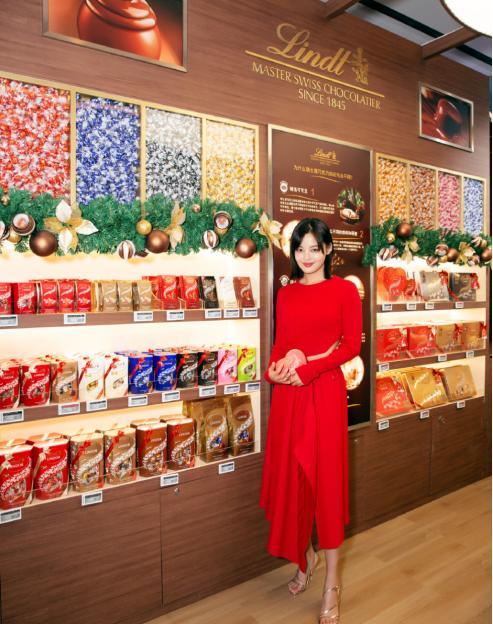 辛芷蕾中分休闲装参加活动,辛芷蕾大秀