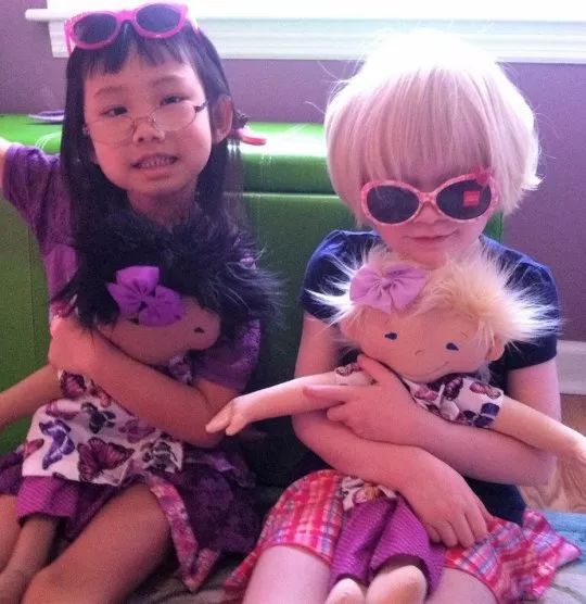 超暖！她为这些“与众不同”的孩子做了超仿真玩偶娃娃