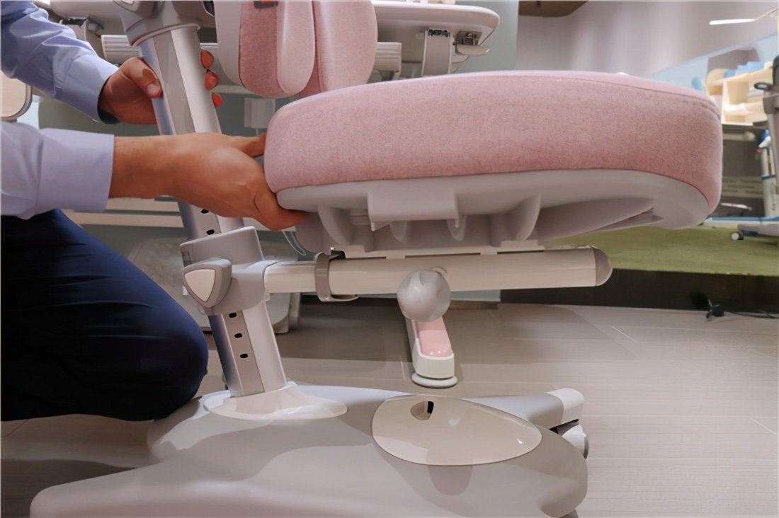 奋进星功能学习桌椅：为孩子的身体健康保驾护航