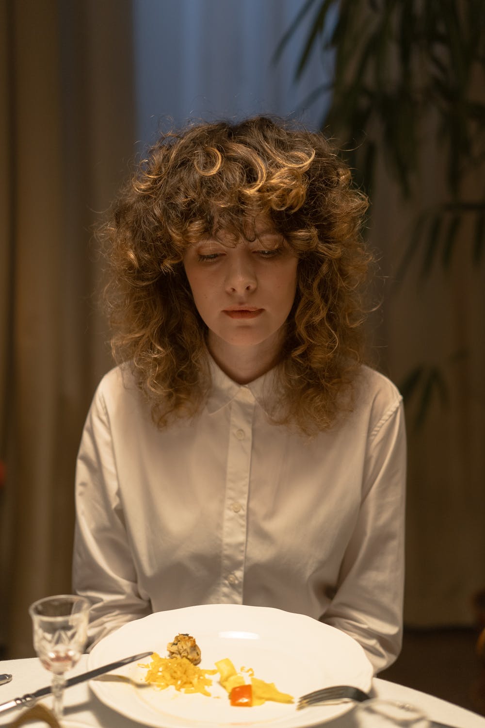 18岁女大学生为钱卖卵，超前消费毁了孩子，父母要从小做好引导