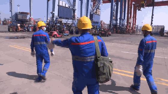 他每天背上近20斤的工具包，从一名“半路出家”的维修工成长为如今的技术状元