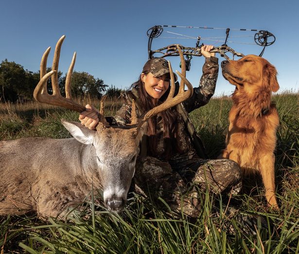 澳洲女子移居美国后爱上打猎，还发了张炖熊肉照片，网友大骂无耻