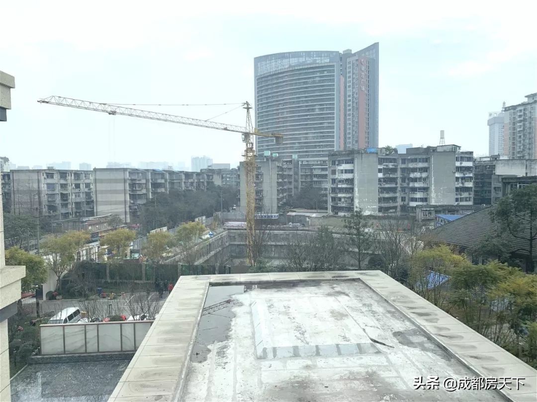 成都高价地接踵入市，一环高密小盘，均2.7万/平，买还是不买？