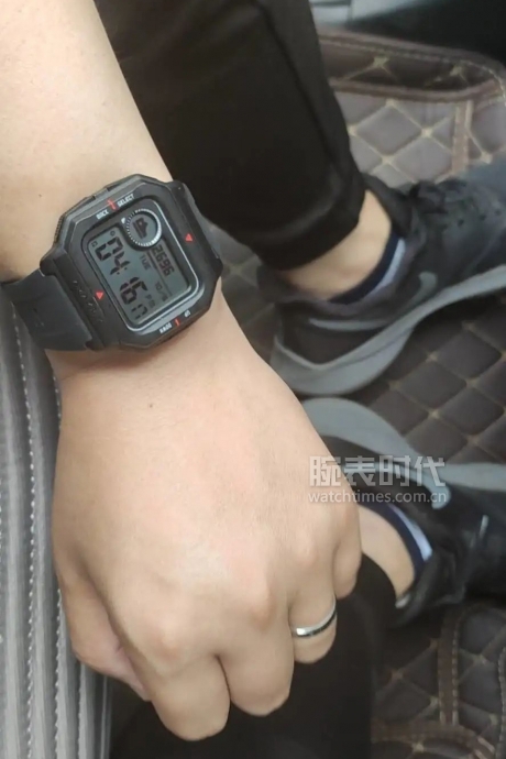 网友晒自己微信好友数量,网友晒1300手表