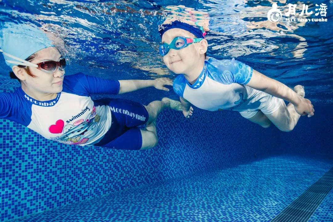 婴儿游泳家长常见问题及解答话术,育儿专家说婴儿游泳