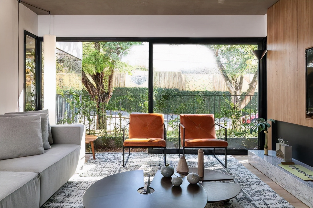 住一楼不好那是你没看120㎡三居室，将整面落地窗引光入室