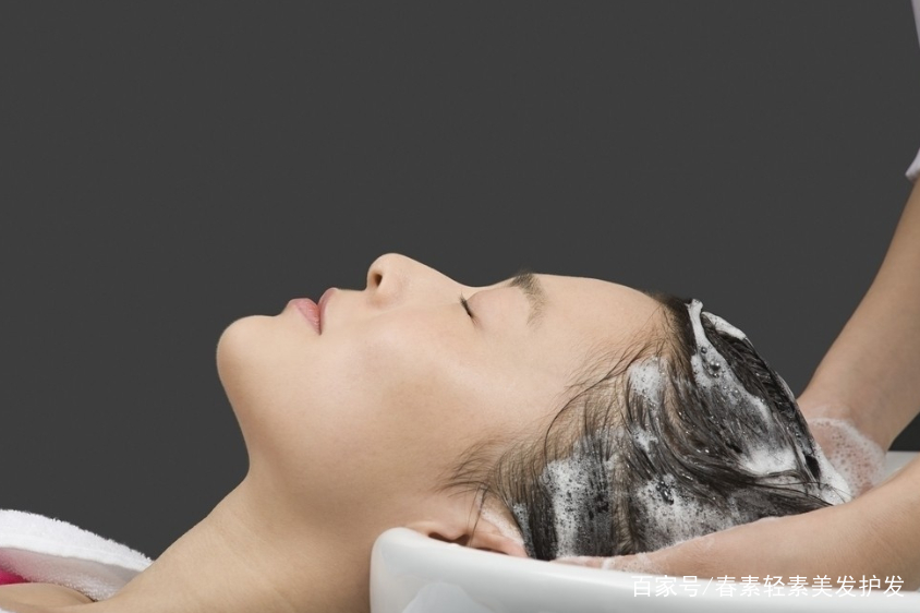 洗了头发还是油腻腻的怎么回事,昨天才洗的头今天出汗了要洗吗