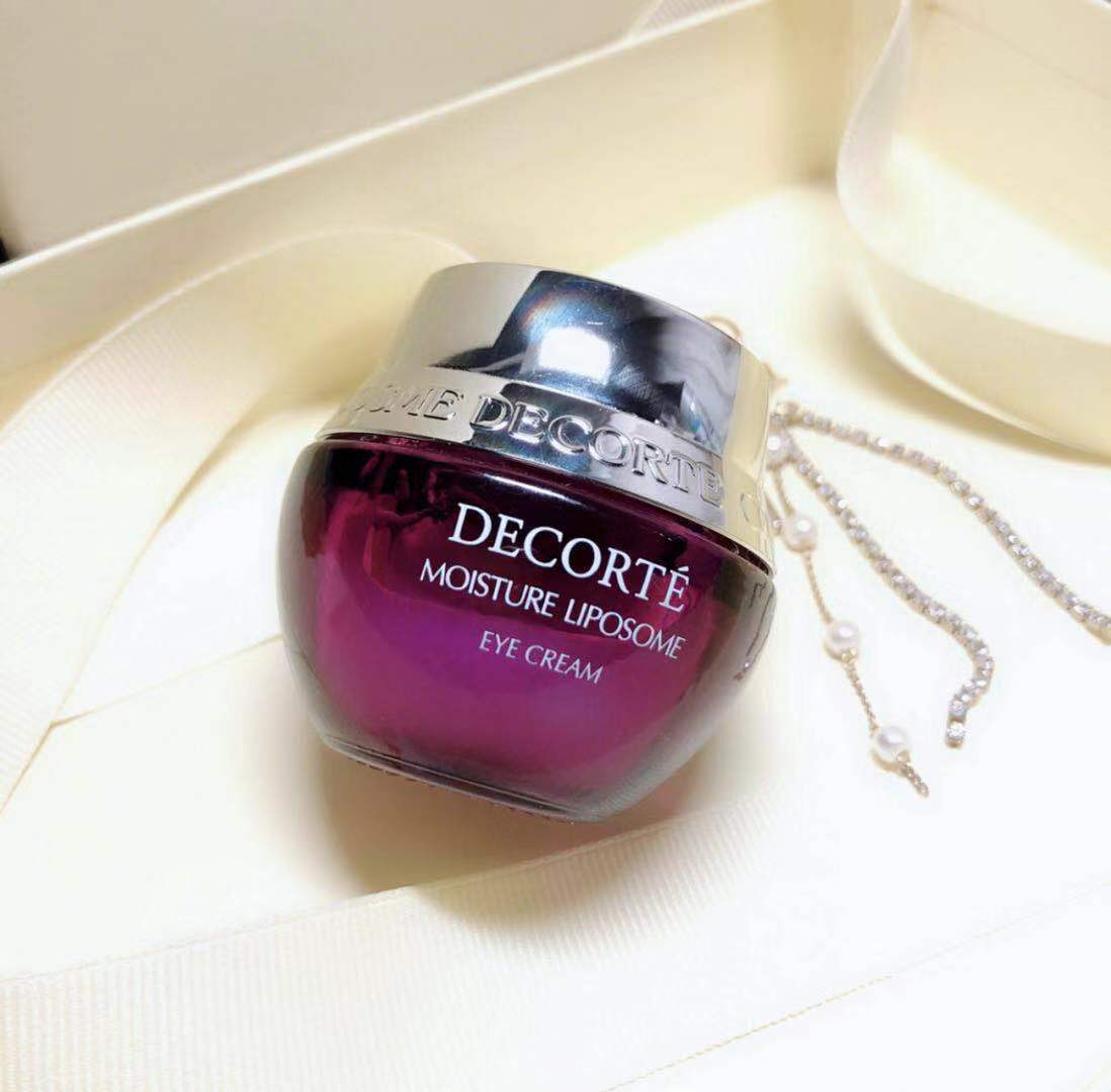 有句话说得好:美不美看脸,老不老看眼