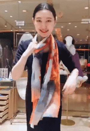 羊绒围巾这样戴简单又时尚,丝绸面料的围巾的系法