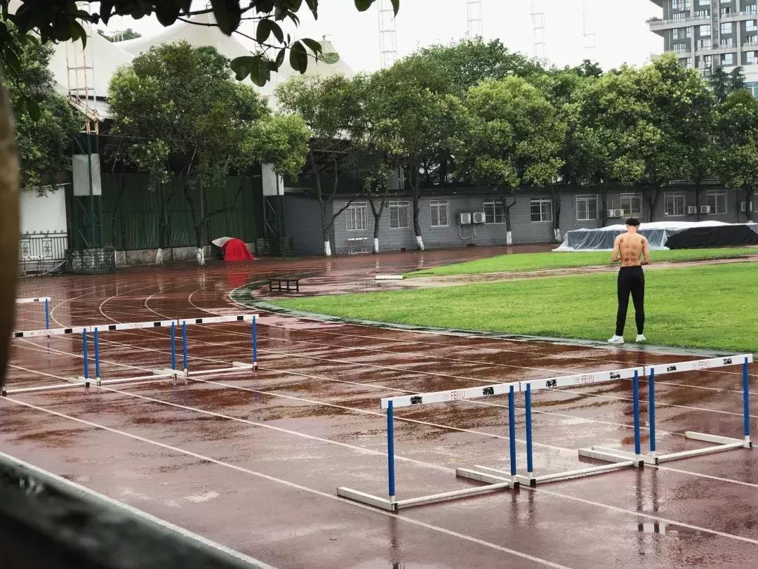 成体,一所靠“抓小偷”牢牢锁死热搜的学校