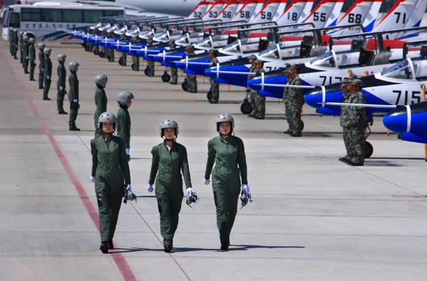 特级战斗机飞行员每月工资多少钱,战斗机飞行员一年收入多少