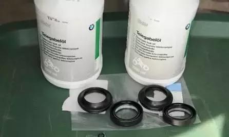 电动车前减震漏油有异响怎么回事,电动车前减震漏油怎么处理视频