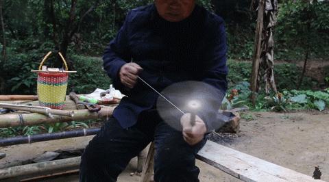 【设计篇】61岁中国大爷火爆外媒！“玩”木头让上亿老外看傻眼！