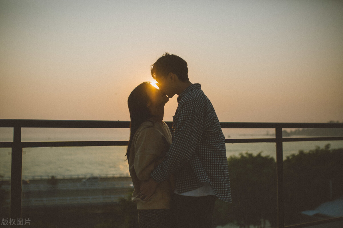 故事:和暗恋男神意外同居,正纠结告白时被他抢先“想和你恋爱”