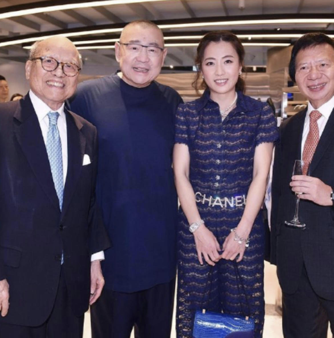 甘比穿金色印花连衣裙裸妆亮相,40岁甘比穿搭