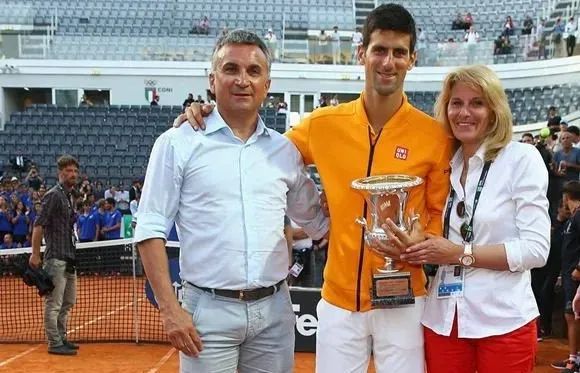 德约科维奇成为草地王者的原因,德约科维奇时隔三年亮相日场比赛