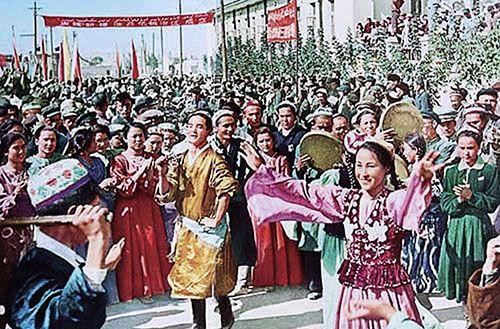 *疆新**库尔班大叔骑驴去北京面谢毛*东泽**，见面时却说：想要条绒布