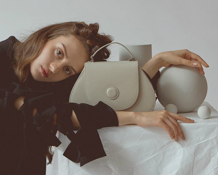 不要再背烂大街的双肩包了,别再背烂大街的轻奢包