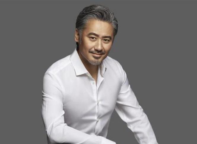 四十多岁男人白发多怎么办,男45岁白发多不想染适合什么发型