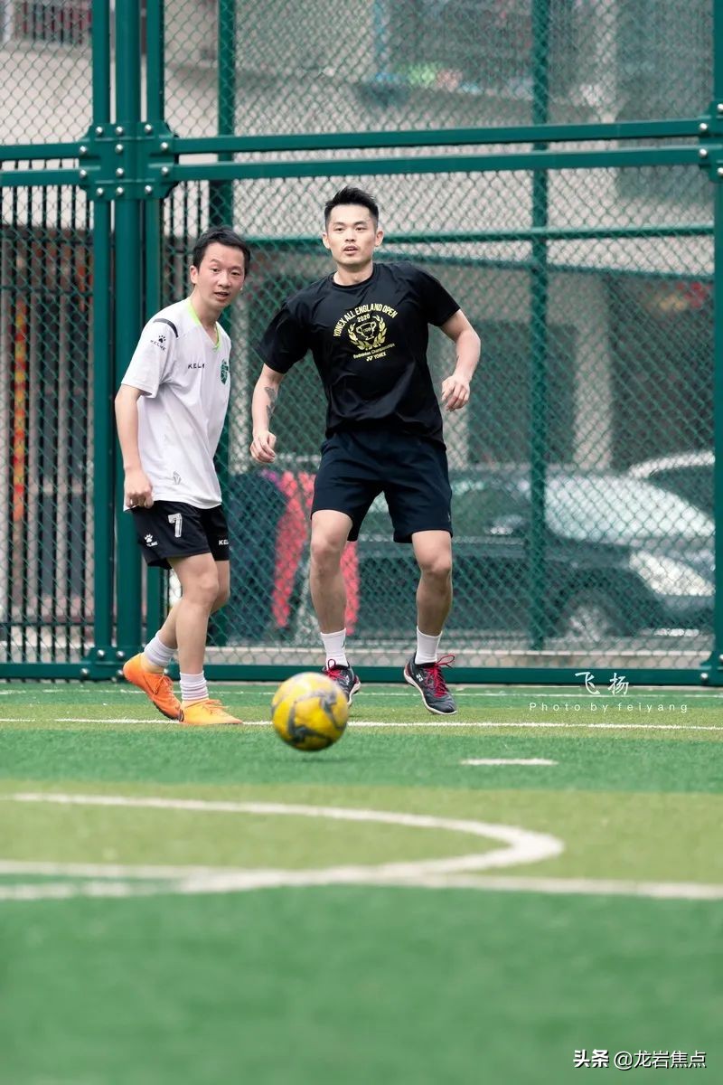 林丹脚踢球,林丹回到球场赢了