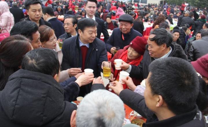 村民集体攒钱供一个大学生,村民凑钱上大学后回报村民