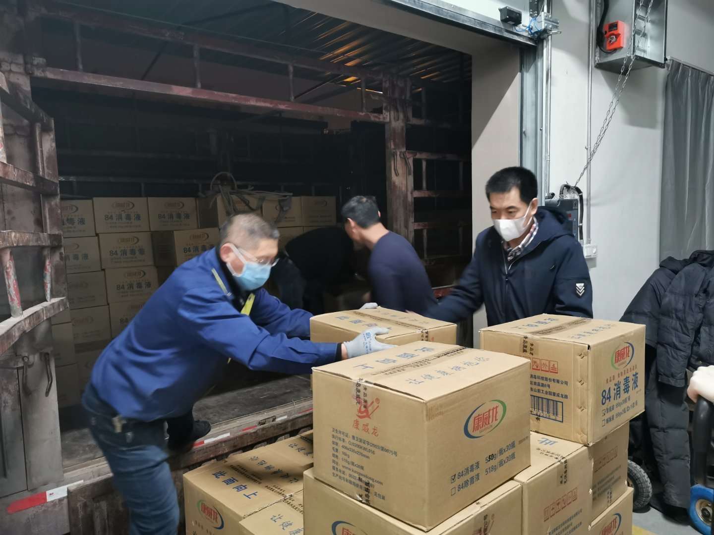 疫情无情人有情众志成城共渡难关,众志成城抗击疫情全员配合做核酸