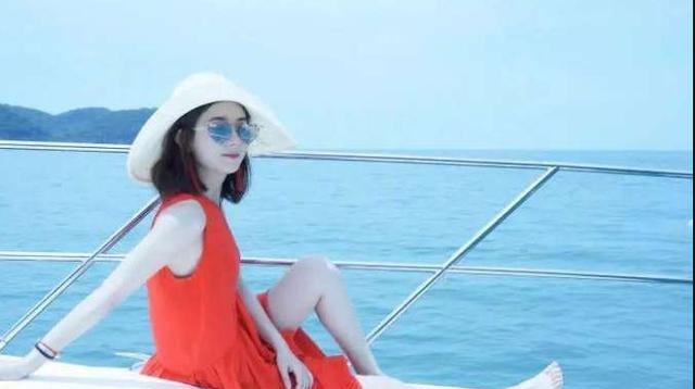 赵丽颖的脚丫百看不厌,白嫩有光泽,女人看了都羡慕不已