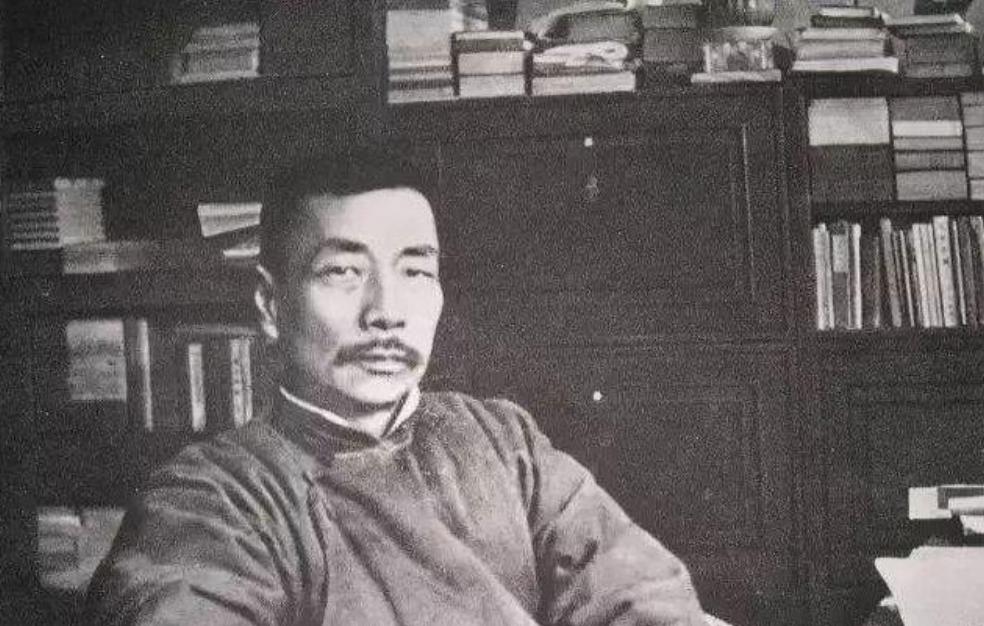 鲁迅悲愤中写下霸气诗，27年后毛主席赠给日本人，郭沫若曾写仿诗