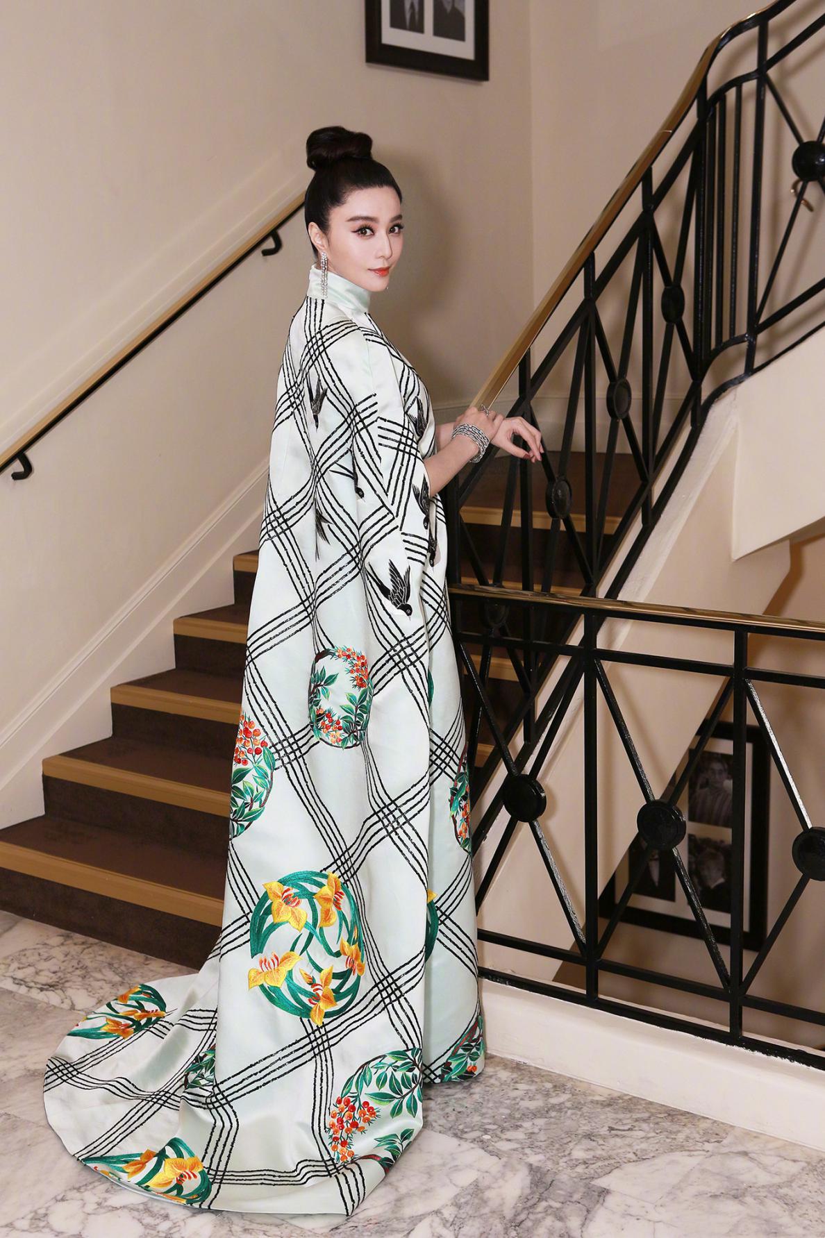 范冰冰也忒“彪悍”！披条“床单”就去走红毯了，被记者疯狂*拍偷**