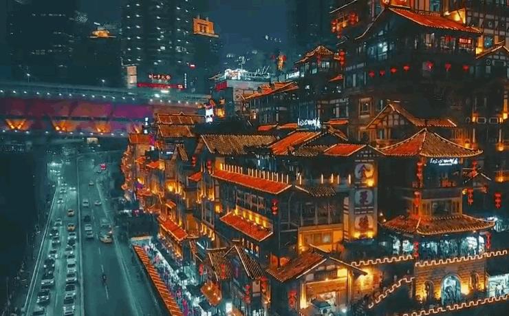 她靠3口锅摆摊起家，当上火锅皇后，断腿造洪崖洞，捧红重庆