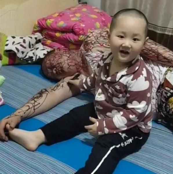 8岁女孩涂鸦画,三个孩子在豪车上涂鸦