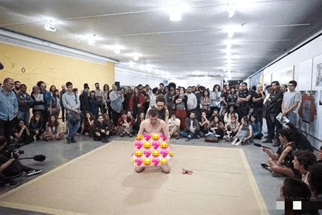 博物馆内现裸体艺术，母女行为惹路人争议，网友：性无知真可怕