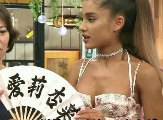 怎么像a妹一样吐舌头唱歌,a妹怎么变黑的