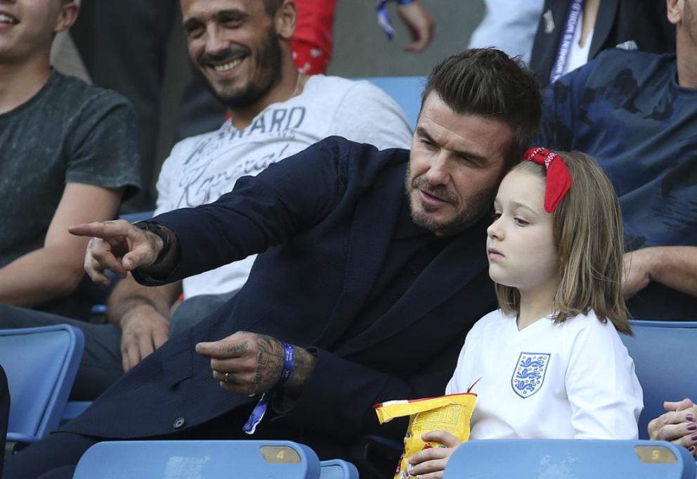 贝克汉姆晒和小七对嘴亲亲合照,贝克汉姆和小七的亲吻