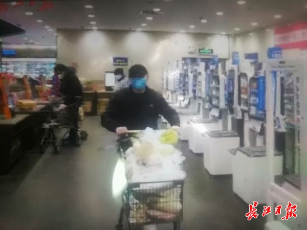 居民持证进超市体验超快购物,汉阳13家大型商超加入社区团购大军