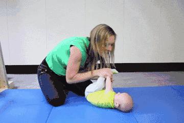 婴儿喜欢抱着走怎么回事,婴儿喜欢抱着走动怎么纠正