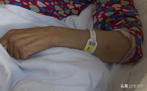 七旬老太感冒咳嗽竟咳断两根肋骨,老人天气冷就整天干咳咳嗽