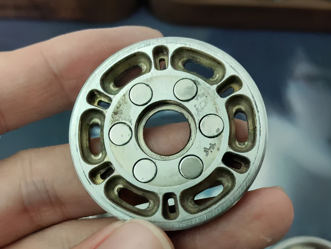 这个指尖陀螺不仅能转，还能啪啪啪？