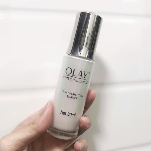 皮肤黑适合用什么样的美白精华,美白精华可以让黑皮肤变白