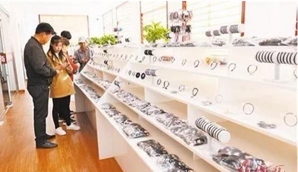 这个村仅五人运营一年收入10个亿,这个村厉害小泥巴捏出大产业