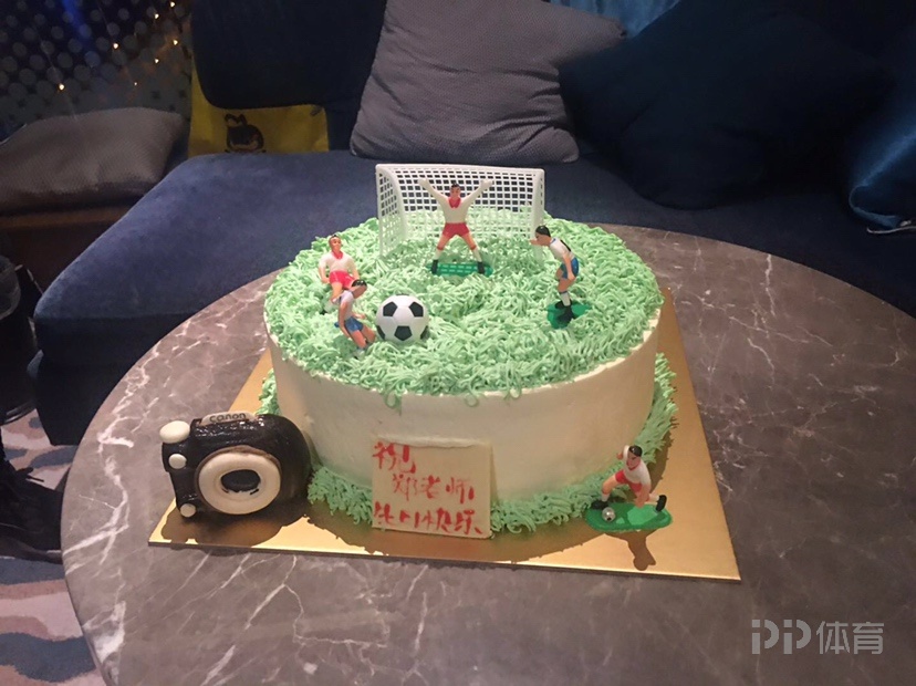 在大连度过了自己的生日,在足球场上过生日
